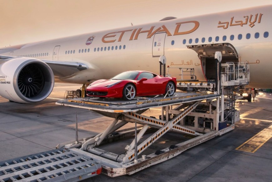 戰爭也擋不住紅鬃烈馬！法拉利「專機」空降中東 揭秘富豪支付5倍運費的極致寵溺策略