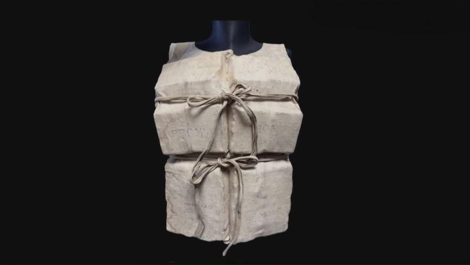 铁达尼号「头等舱生还者救生衣」2900万落槌！珍稀签名款见证世纪文物的收藏魅力