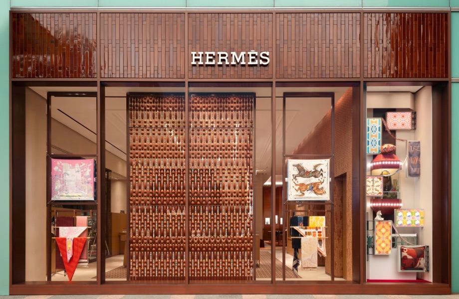 濃縮整座「台北城」！愛馬仕 SOGO 復興店煥新開幕 復古紅磚與霓虹呈現在地摩登風情