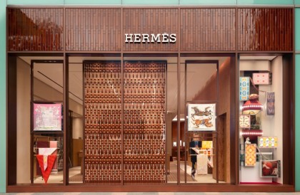 濃縮整座「台北城」！愛馬仕 SOGO 復興店煥新開幕 復古紅磚與霓虹呈現在地摩登風情