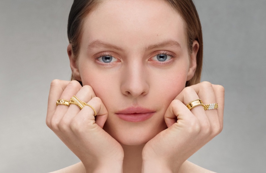 不再只是叠戴配角 梵克雅宝全新 Perlée 戒指「斜向」彩宝玩转经典金珠