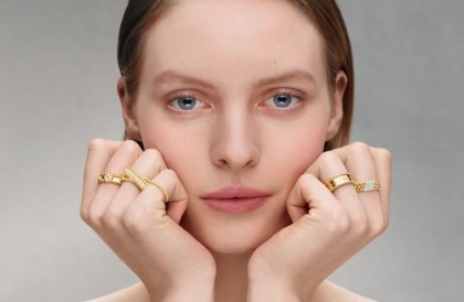 不再只是叠戴配角 梵克雅宝全新 Perlée 戒指「斜向」彩宝玩转经典金珠